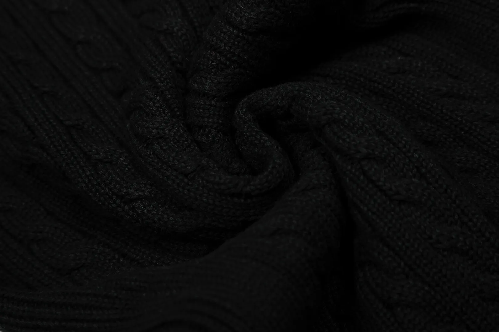 P250 top quality" Style number: DS050# (not off the shelves all year round) [Ralph Lauren lapel twist solid color basic pony embroidery logo goddess sweater] ✅Ralph Lauren Ralph Lauren goddess slim fit POLO lapel twist knit open chest autumn and winter sweater ✅Main supplier platform live broadcast Wholesale entity Wholesale entity Replenish when out of stock Not off the shelf ✅ZP quality 1:1 version Scan the code to enter the GF website Counter quality ✅Details and quality are the only one in Guangzhou. Imported quality cotton yarn, focusing on high-end, cost-effective, good quality needless to say. ✅Restore the original version. The maximum size can be worn up to 150 pounds. Loose, comfortable and stress-free. ✅The upper body is simple and easy to put on. A must-have for goddess ootd. Good-looking clothes are never picky. A must-have in the goddess's wardrobe. Size: S-XL. Color: black, milky white, gray, navy blue, burgundy.